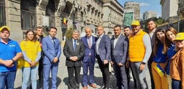 Liberalii argeșeni la depunerea candidaturii lui Iohannis. Dr. Irimia alături de Rareș Bogdan și Adrian Miuțescu