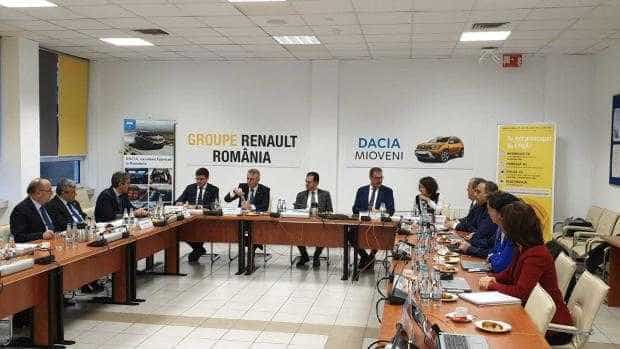 FOTO EXCLUSIV Premierul Ludovic Orban s-a întâlnit cu directorul general al Dacia Renault,  Christophe Dridi