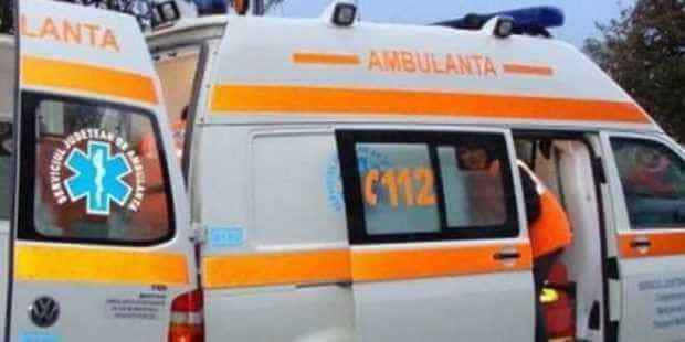 Proiectat pe asfalt în timp ce repara o pană de cauciuc. Bărbatul a ajuns la spital
