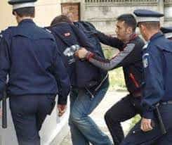 Arestat după ce a pipăit o minoră, în scara unui bloc