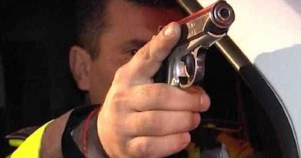 Teiu: Bărbat împușcat de polițiști după ce i-a atacat cu o șurubelniță și un cuțit