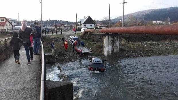 Un SUV de zeci de mii de euro a ajuns în râul Târgului la Câmpulung