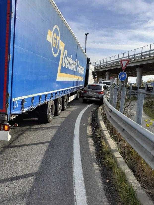 Jeep depășind pe dreapta un tir, poliția în întârziere. Haos în circulație la Mall Vivo