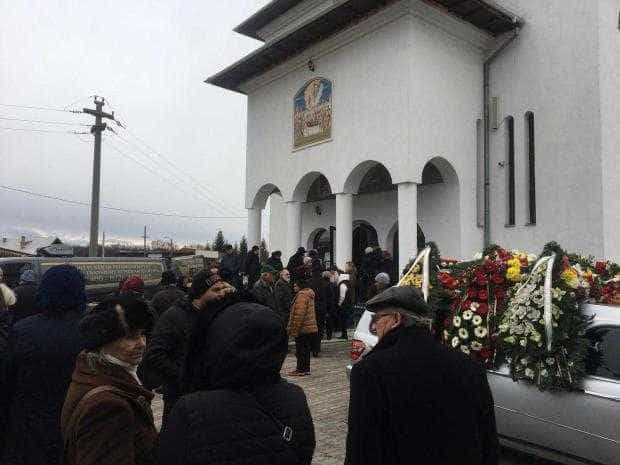 Sute de oameni, prezenți la înmormântarea soților Pristavu
