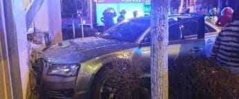 Panică aseară pe strada Maternității, după ce o mașină a intrat într-un bloc