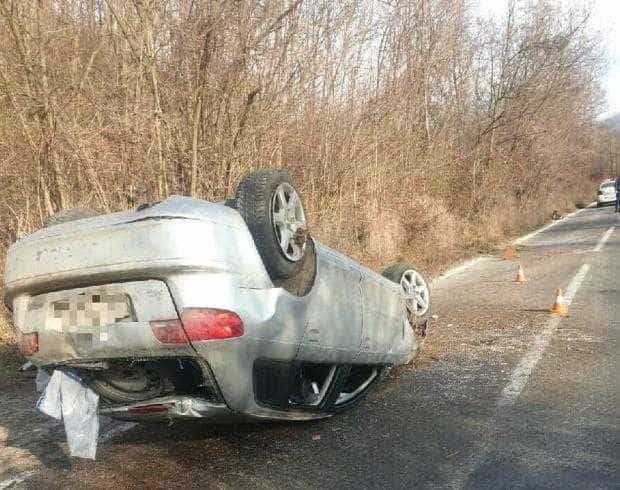 Mașină răsturnată pe DN 73C în comuna Valea Iaşului