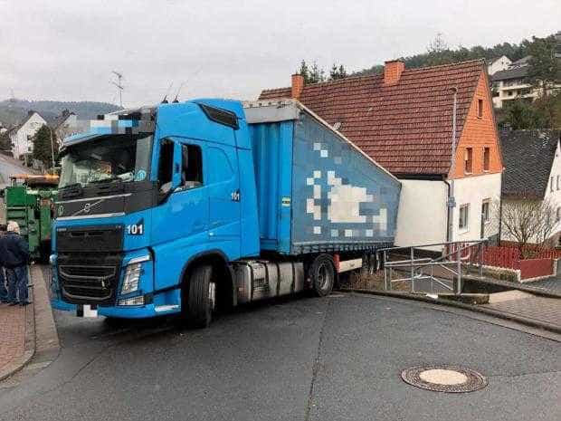 Un TIR din al unei firme din Pitești a blocat două străzi dintr-un oraș din Germania după o manevră greșită