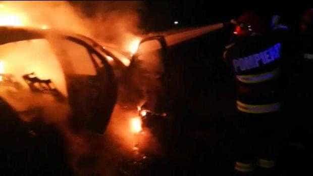 O mașină a luat foc în mers, la Costești