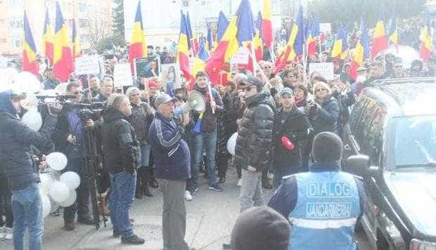 Miting sub geamurile Poliţiei Câmpulung: „Demisia! La puşcărie!”