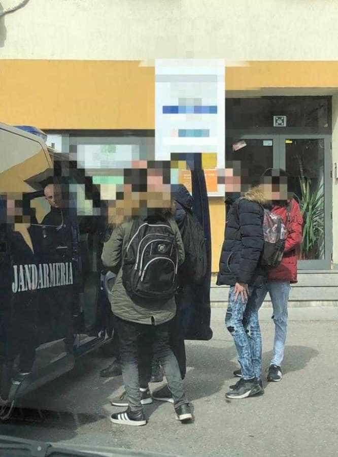 Elevi amendați de jandarmi. Tinerii jucau barbut în apropierea unui liceu din Pitești