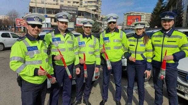 Doamne și domnișoare ”amendate” cu flori de polițiștii rutieri argeșeni