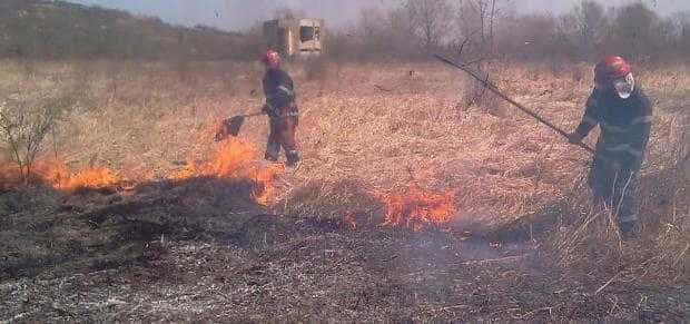 Argeș: Șapte incendii izbucnite la aproximativ 80.600 mp de vegetație uscată