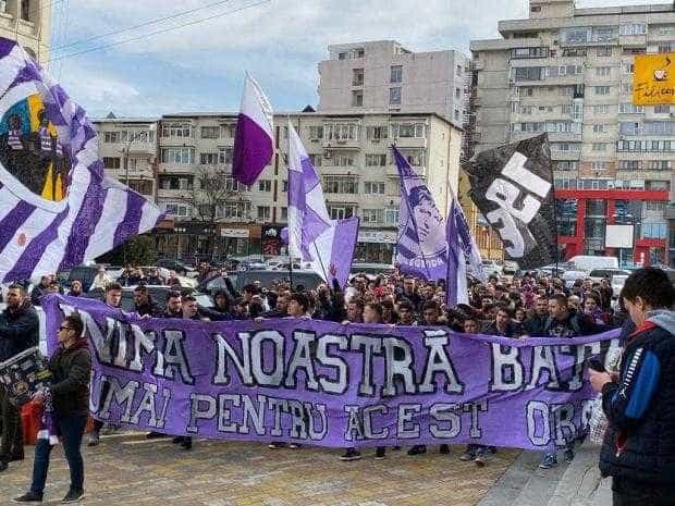 Galeria FC Argeș-marș impresionant pe centrul Piteștiului înaintea derby-ului cu CS Mioveni
