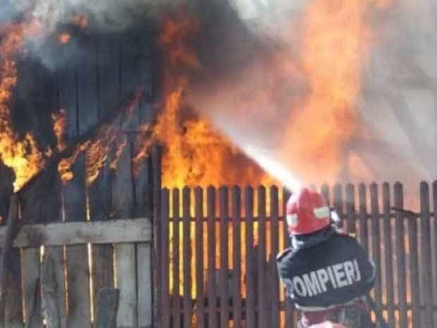 Incendii violente la Căteasca și Costești