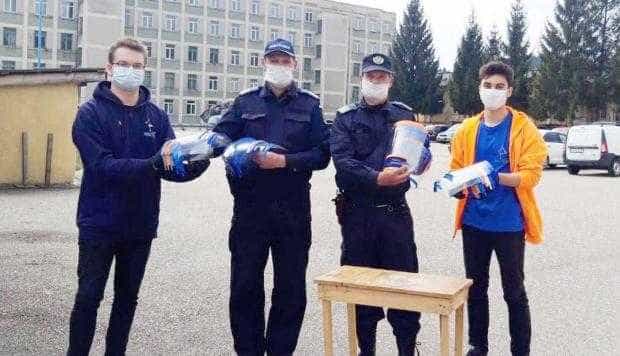 Echipa de robotică de la Câmpulung realizează viziere de protecţie  din banii strânşi pentru competiţii