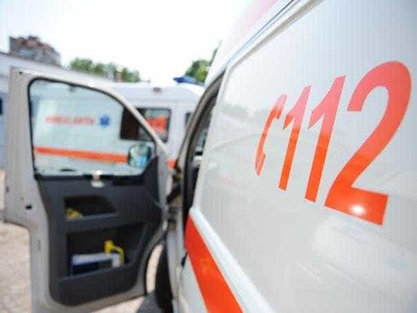 Femeie acroșată de remorca unui autocamion, în Mărăcineni