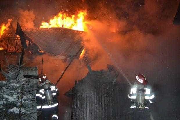 Incendiu la două case învecinate la Mușătești