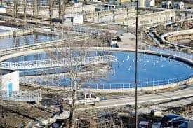 Nu aruncați mănușile și măștile de protecție în toaletă!