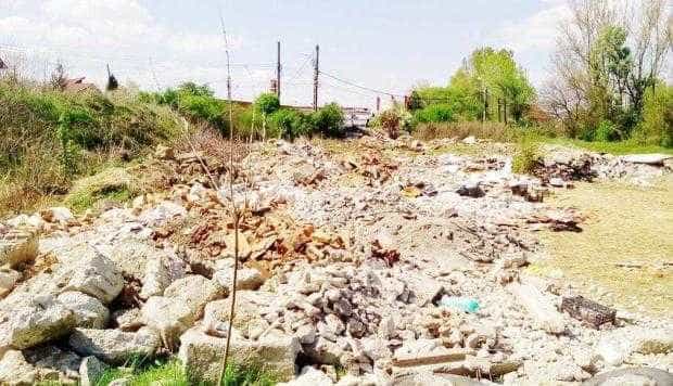 O ditamai groapa de gunoi, peste drum de Primăria Mărăcineni