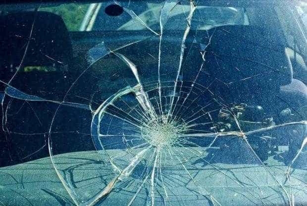 ARGEȘ: Un șofer a pierdut controlul volanului și a ajuns cu mașina în șanț!