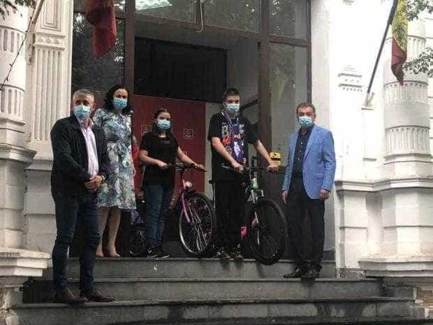 Gentea l-a luat pe Titi pe “bicicleta” lui