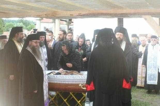 Mama l-a plâns pe Starețul Serafim, copleșindu-i pe credincioșii din Câmpulung