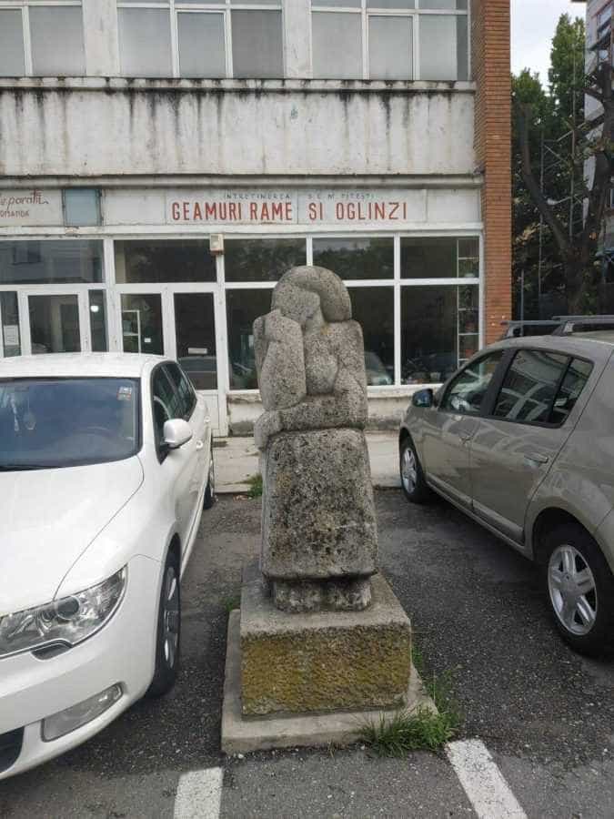 BAROMETRUL LUI CARP/ Despre statuia Maternității uitată în parcare