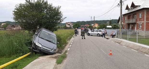 Autoturism suspendat pe conducta de gaze