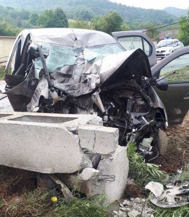 Mașină intrată într- un stâlp, la Bălilești