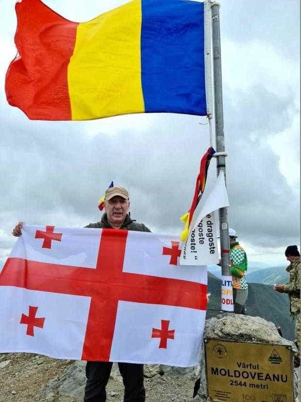 Ambasadorul Georgiei în România a urcat pe Vârful Moldoveanu