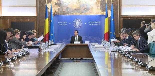 Guvernul va sesiza CCR în legătură cu rectificarea bugetară adoptată de Parlament care include creşterea pensiilor cu 40%