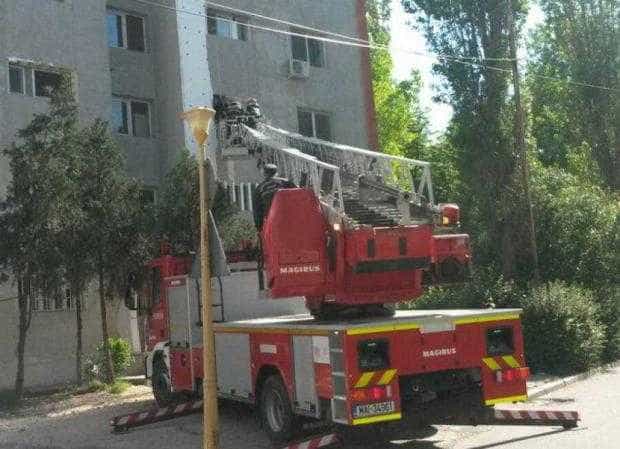 Femeie cu accident vascular cerebral găsită de pompieri în propriul apartament din Pitești