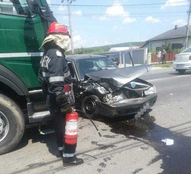 Accident la Topoloveni. Șoferul a avut nevoie de îngrijiri medicale