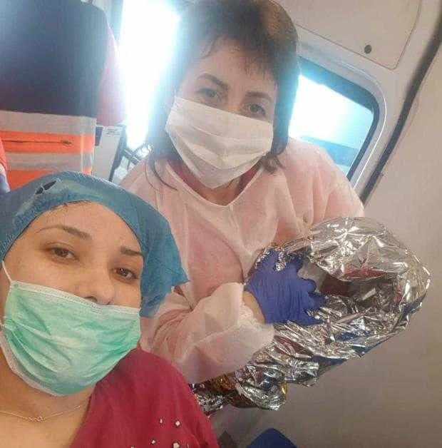 Un bebeluș născut acasă la doar șase luni și minunile din viața lui