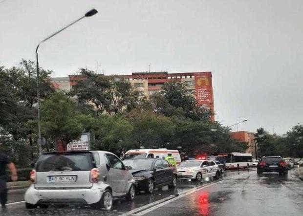 PITEȘTI: Două autoturisme s-au ciocnit frontal! Traficul este îngreunat