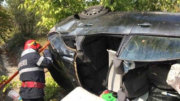 Mașină răsturnată într-un șanț, la ieșirea de pe autostradă