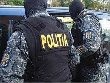 Percheziții în Pitești și Mioveni la persoane bănuite de trafic de droguri