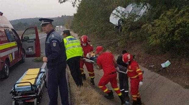 ACUM! MAȘINĂ RĂSTURNATĂ ÎN ARGEȘ! UN BĂRBAT ESTE RĂNIT