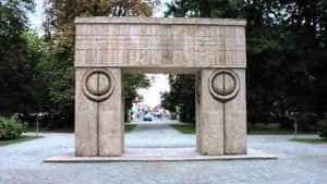 27 octombrie 1938 - la Târgu-Jiu - a fost inaugurat ansamblul monumental conceput de Constantin Brâncuși în cinstea ostaşilor români 7 Poarta sărutului