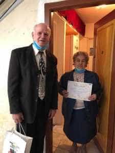 Familie premiată la Mioveni pentru împlinirea a 50 de ani de căsnicie