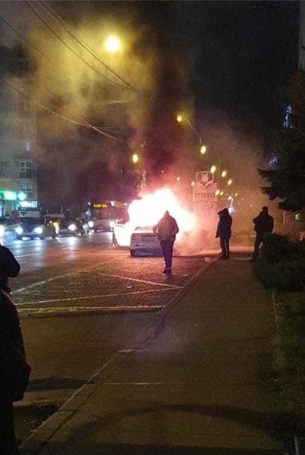 Incendiu la un autoturism aflat în mers, pe o stradă din Pitești