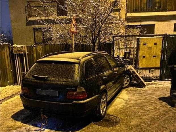 Un șofer în vârstă de 18 ani a intrat cu mașina în conducta de gaze