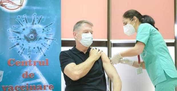 Klaus Iohannis la vaccinare