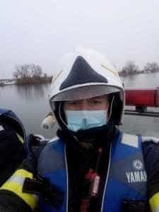 Un pompier și câțiva cetățeni au salvat o femeie din casa aflată în flăcări 7 Un pompier și câțiva cetățeni au salvat o femeie din casa aflată în flăcări 7