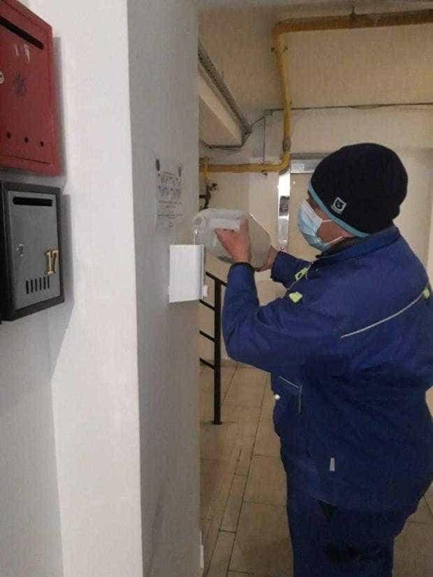 A reînceput alimentarea cu dezinfectant în blocurile din Mioveni