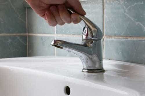 Până când va fi oprită apa în Racovița. Lucrări la podul peste Argeșel