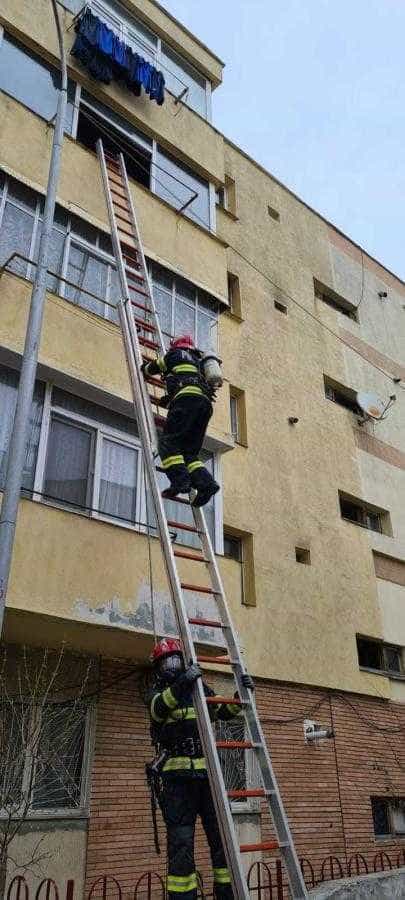 Incendiu într- un apartament din Mioveni. Au fost evacuate 5 persoane