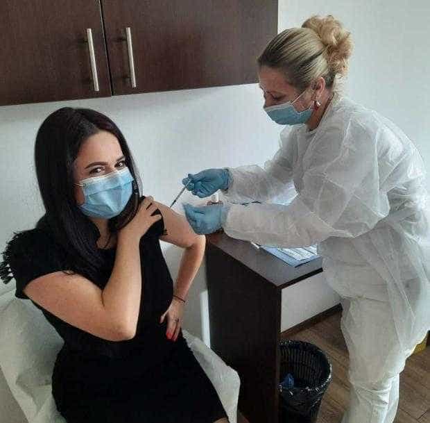 prefectul Emilia Mateescu se vaccinează