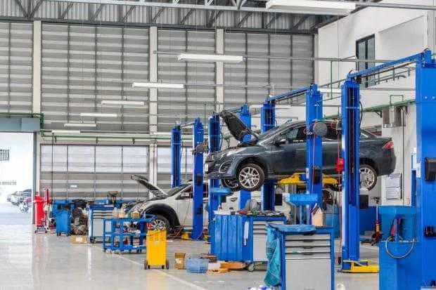 Scădere dramatică a producției la uzinele Dacia și Ford în februarie