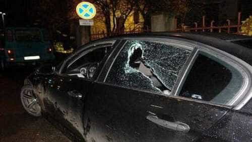 Reținut după ce i-a distrus mașina soției